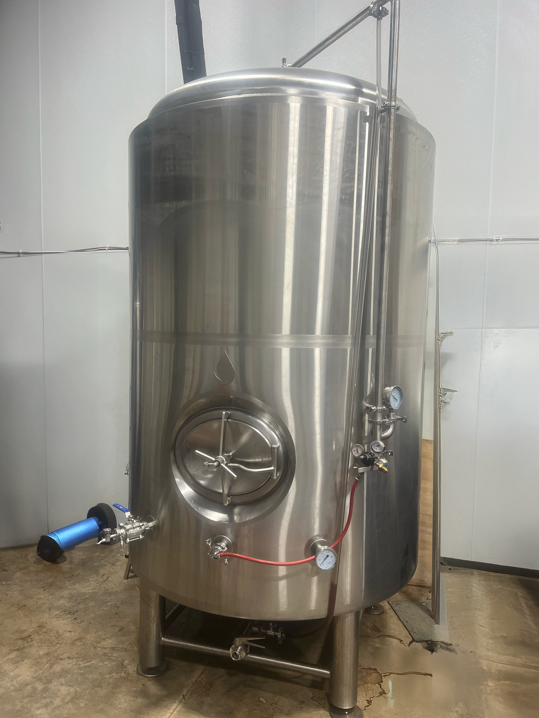 15bbl brite tank Stainless steel fermentation tank in a industrial setting